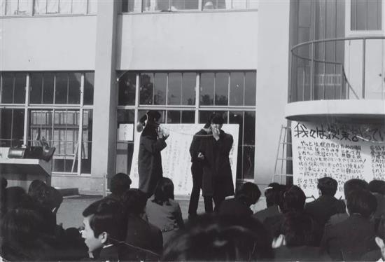 1969年，在新宿高中校舍前发表激情演说
